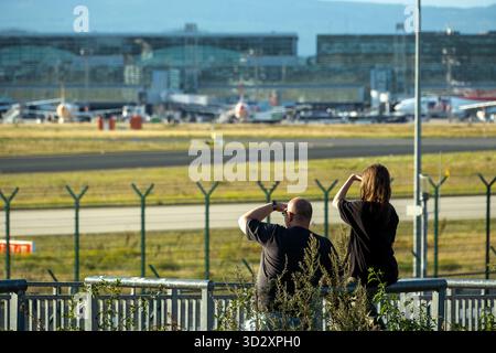 17. August 2025, Frankfurt am Main, Hessen, Deutschland - Flughafen Frankfurt, Mann und Frau mit Blick vom Aussichtspunkt Luftbrueckendenkmal. 00A250817D675CARO.JPG [MODELLVERSION: NEIN, EIGENSCHAFTSFREIGABE: NEIN (c) caro Images / Andreas Bastian, http://www.car Stockfoto