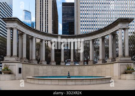 Chicago, USA - 15. April 2025: Blick auf Chicago mit dem Wrigley Square Peristyle Monument, umgeben von modernen Wolkenkratzern und üppig grünem Park Stockfoto