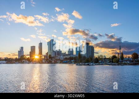 Alte Donau Alte Donau, Donaustadt, Turm Donauturm, Sonnenuntergang Wien 22. Donaustadt Wien Österreich Stockfoto