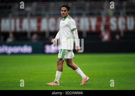 Paulo Dybala von AS Roma sieht während des Fußballspiels der Serie A zwischen AC Milan und AS Roma zu. Stockfoto