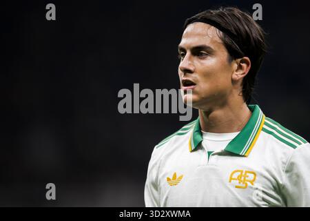 Paulo Dybala von AS Roma sieht während des Fußballspiels der Serie A zwischen AC Milan und AS Roma zu. Stockfoto