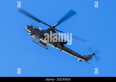 Ostrava, Tschechische Republik - 19. September 2025: Böhmische Luftwaffe Bell AH-1Z Viper-Kampfhubschrauber. Flugbetrieb. Militärische Luftfahrt und Rotorboote. Stockfoto