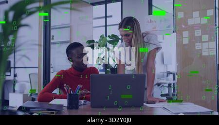 Zusammenarbeit mit weiblichen Kollegen in Arbeitskleidung, die Projekte am Bürotisch überprüfen, mit Laptoppapieren Stockfoto