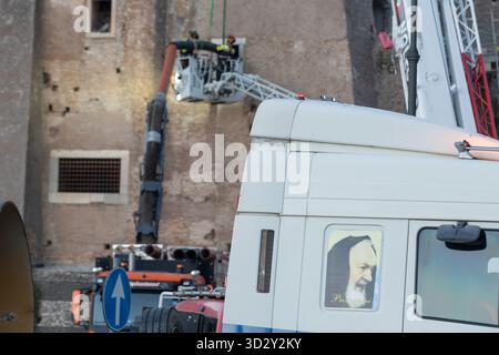 Rom, Italien. November 2025. Rom, Italien. November 2025. Feuerwehrleute versuchen, den Arbeiter zu retten, der nach dem Zusammenbruch im Torre dei Conti geblieben ist Credit: Independent Photo Agency/Alamy Live News Credit: Independent Photo Agency Srl/Alamy Live News Stockfoto
