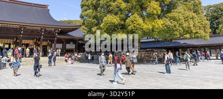 Tokio, Japan - 14. März 2025: Zentraler Platz des Meiji Jingu Tempelbereichs in Shibuya Tokio Stockfoto