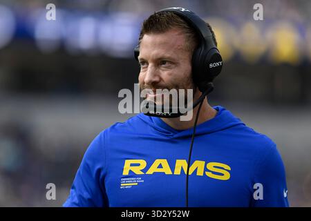 Inglewood, Kalifornien, USA. November 2025. Sean McVay, Cheftrainer der Los Angeles Rams, in Aktion während eines Spiels der NFL in Inglewood, Kalifornien. Obligatorischer Fotokredit: Charles Baus/CSM/Alamy Live News Stockfoto