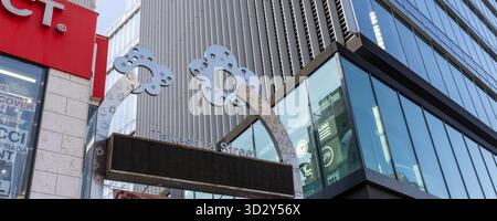 Tokio, Japan - 14. März 2025: Eingangstor zur Fußgängerzone Takeshita Street in Harajuku, Tokio, bekannt als das Epizentrum der japanischen Kawaii-Kultur Stockfoto