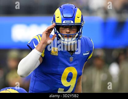 Inglewood, Kalifornien, USA. November 2025. Los Angeles Rams Quarterback Matthew Stafford (9) in Aktion während eines NFL-Spiels in Inglewood, Kalifornien. Obligatorischer Fotokredit: Charles Baus/CSM/Alamy Live News Stockfoto
