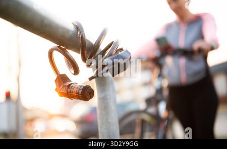 Nahaufnahme Eines Bike Code Lock auf Einem Fahrradparkplatz Stockfoto