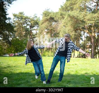 Vater und Tochter haben Spaß beim Spielen im Freien in Einem Sommerpark Stockfoto