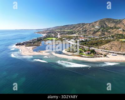 Aeral Blick auf den Malibu Lagoon State Park entlang der Südkalifornischen Küste an einem klaren blauen Tag Stockfoto