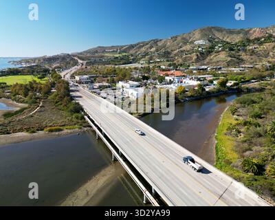 Blick auf den Pacific Coast Highway und den Malibu Creek entlang der südkalifornischen Küste Stockfoto