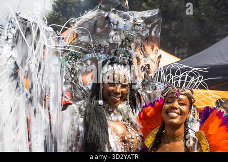 Karibische Kultur glänzt beim Notting Hill Carnival 2023 mit lächelnden Tänzern. London, UK, 28. August 2023 Stockfoto