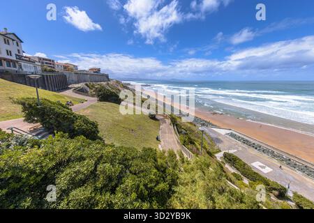 Strand von Biarritz in Südfrankreich an der Bucht von Biskaya. Landschaftsbild der Natur in Europa Stockfoto