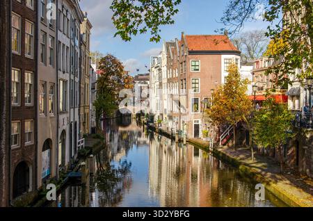 Blick auf den Alten Kanal in Utrecht, Niederlande an einem sonnigen Herbsttag Stockfoto