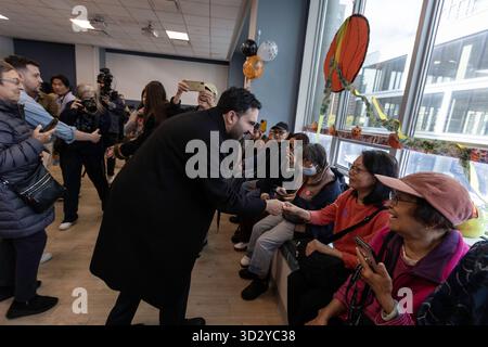 New York, NY, 31. Oktober 2025: Bürgermeisterkandidat Zohran Mamdani besucht ein Gemeindezentrum in Lower Manhattan und interagiert mit den Mitgliedern. Stockfoto