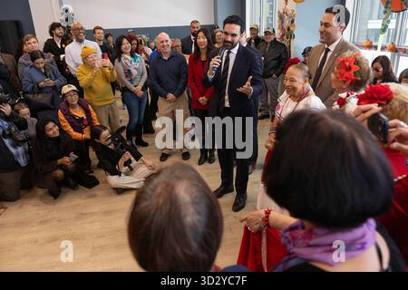 New York, NY, 31. Oktober 2025: Bürgermeisterkandidat Zohran Mamdani besucht ein Gemeindezentrum in Lower Manhattan und interagiert mit den Mitgliedern. Stockfoto
