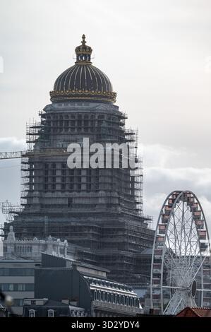 Hochwinkelansicht des Justizpalais (Justitiepaleis) im Zentrum von Brüssel mit seiner monumentalen neoklassizistischen Architektur neben dem Ferris W Stockfoto