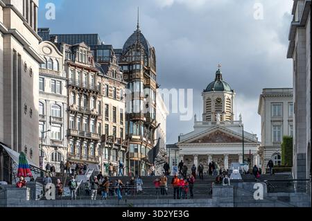 Ein Panoramablick über den Mont des Arts (Kunstberg) in Brüssel, zeigt die kunstvoll verzierte Jugendstilfassade des Old England Gebäudes – Heimat der Musik Stockfoto