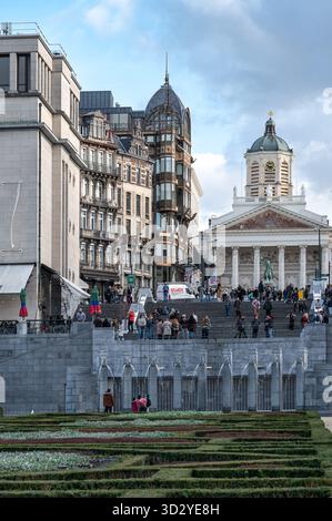Ein Panoramablick über den Mont des Arts (Kunstberg) in Brüssel, zeigt die kunstvoll verzierte Jugendstilfassade des Old England Gebäudes – Heimat der Musik Stockfoto