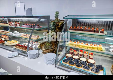 Verschiedene Kuchen und Desserts mit Beeren und Ananasdekoration im Hotelrestaurant. Curacao. Stockfoto