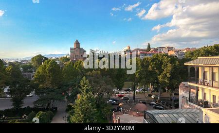 Ein Blick aus der Vogelperspektive auf die Altstadt von Tiflis bei Sonnenuntergang von Abanotubani: Die Metekhi-Brücke, die Metekhi-Brücke und die Fußgängerbrücke über den Fluss Kura Stockfoto