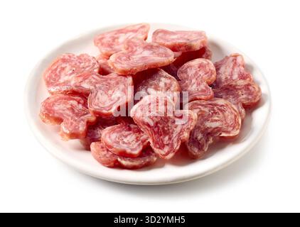 Platte mit geschnittener trockener spanischer Wurst isoliert auf weißem Hintergrund Stockfoto