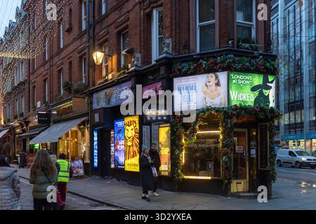 London, Großbritannien, 23. November 2025, Ein Straßenblick auf das pulsierende West End, bekannt als Theatreland, zu Beginn des Abends. Stockfoto