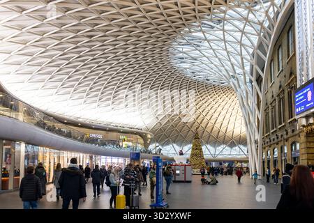 London, Großbritannien, 23. November 2025, die spektakuläre Dachkonstruktion und die offene Halle des King's Cross Bahnhofs Stockfoto