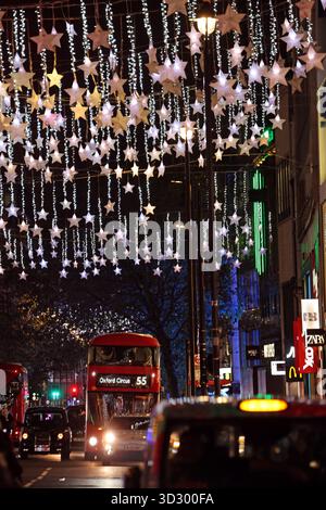 London, Großbritannien. November 2025. Die Oxford Street Christmas Lights wurden mit dem Thema Sky Full of Stars und der Unterstützung der GOSH-Wohltätigkeitsorganisation eingeschaltet. Die Stars bilden eine festliche Kulisse für die Passage Traffic Credit: Paul Brown/Alamy Live News Stockfoto