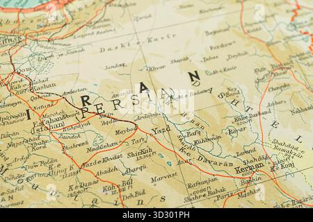Nahaufnahme einer alten Karte, die topografische Merkmale des modernen Iran zeigt, mit dem prominenten Label IRAN und umliegendem Text in englischer Sprache Stockfoto
