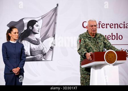 Mexiko-Stadt, Mexiko. November 2025. Die mexikanische Präsidentin Claudia Sheinbaum Pardo ist hinter sich, während der mexikanische Verteidigungsminister Ricardo Trevilla Trejo während einer Pressekonferenz im Nationalpalast über den Mord an dem Bürgermeister von Uruapan, Carlos Manzo Rodriguez, spricht. Am 3. November 2025 in Mexiko-Stadt. (Foto: Luis Barron/Eyepix Group/SIPA USA) Credit: SIPA USA/Alamy Live News Stockfoto