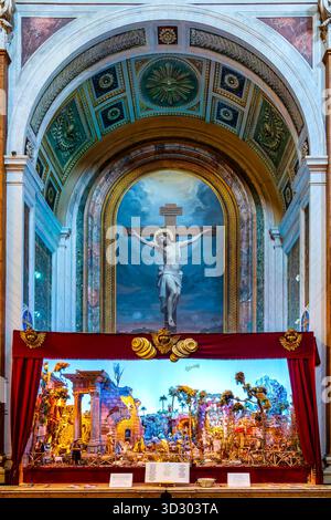 Neapolitanische Krippe mit Kruzifix in der Chiesa dello Spirito Santo dei Napoletani, Rom, Italien. Stockfoto