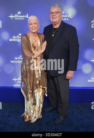 Beverly Hills, USA. November 2025. Die Oscar-nominierte Schauspielerin Diane Ladd und Mutter von Laura Dern verstarb am 3. November 2025 im Alter von 89 Jahren in Ojai, Kalifornien. -------------------------------------------------------------------------------- Diane Ladd und Ehemann Robert Charles Hunter kommen am 26. Juli 2019 2019 in der Private Residence in Beverly Hills, CA. © O'Connor/AFF-USA.com Credit: AFF/Alamy Live News Stockfoto