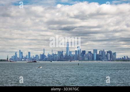 Großer Panoramablick auf die Skyline von New York City mit Wolkenkratzern rund um den Battery Park in Lower Manhattan. Das One World Trade Center steht hoch Stockfoto