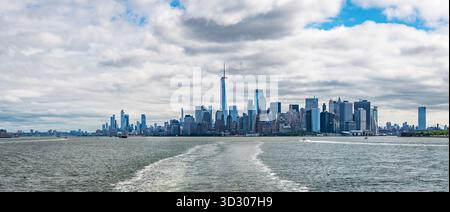 Weitwinkelblick auf die Wolkenkratzer rund um den Battery Park in Lower Manhattan, New York City, von der anderen Seite des Hudson River aus gesehen. Die Skyline bietet Funktionen Stockfoto