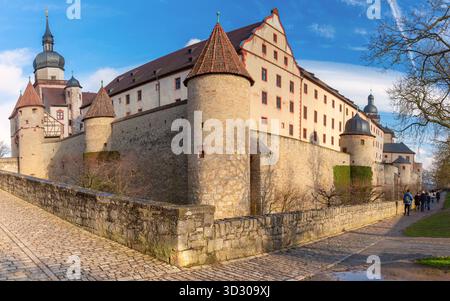 Wehrtürme und Steinmauern der Festung Marienberg in Würzburg, Deutschland von einem Wanderweg aus gesehen an einem sonnigen Tag Stockfoto