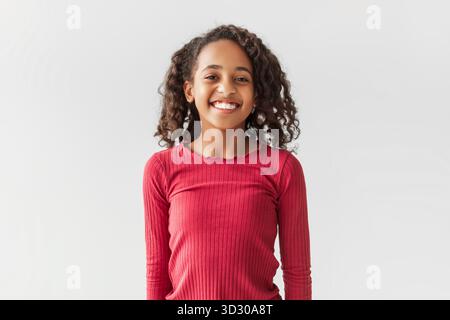Happy Black Preteen Girl Lächelt Vor Grauem Studio Hintergrund Stockfoto