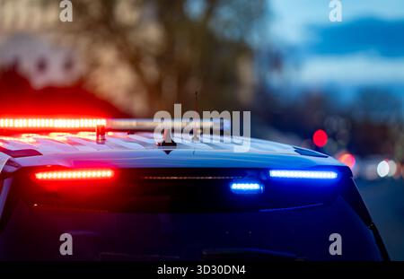 Polizeipatrouille blockiert den Verkehr. Notlichter sorgen für Wachsamkeit. Sicherheitsfahrzeuge schützen den Regierungsbezirk. Strafverfolgungsbehörden reagieren schnell Stockfoto