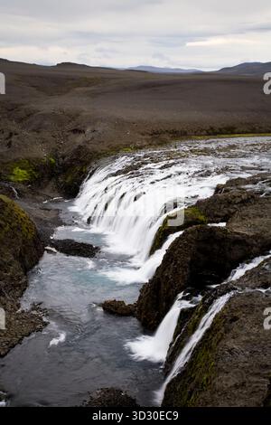Fagrifoss Wasserfall im Koldukvisl Fluss. Sprengisandur Highland Road, South Island. Stockfoto