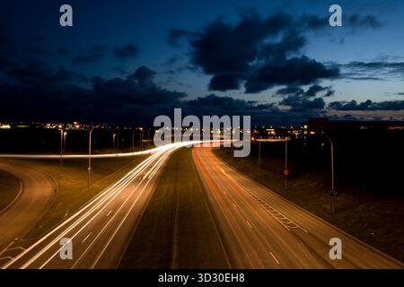 Mit Blick auf eine Autobahn. Hringbraut Road, Reykjavik, Island. Hringbraut ist eine der Hauptverkehrsstraßen in Reykjavik. Stockfoto