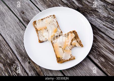 Brot mit geräuchertem Heilbutt, Narsaq, Süd-Grönland. Stockfoto