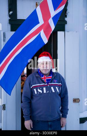Mann, der Souvenirs verkauft, um isländische Sportmannschaften zu unterstützen. Downtown Reykjavik, Südwest-Island. Stockfoto