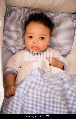 1/2 Monate alter Junge, der in seinem Bett liegt, Island. Stockfoto