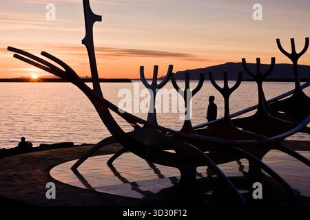 Leute, die die Mitternachtssonne genießen. Solfar-Skulptur, Reykjavik Island Stockfoto