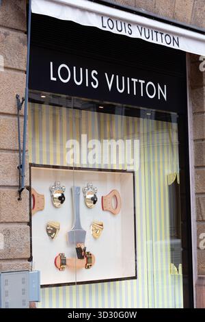 Padova, Italien - 14. April 2025: Das Louis Vuitton Schaufenster präsentiert luxuriöse Accessoires mit kreativem Design und bietet ein stilvolles Ambiente in einer vibra Stockfoto