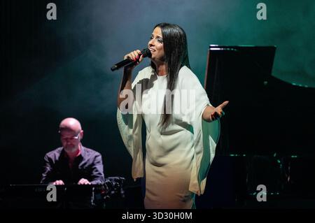 Die portugiesische Fado-Sängerin Lina Rodrigues tritt am 3. Oktober 2025 während des Camoes-Konzerts im Conde Duque in Madrid auf. Spanien mit: Die portugiesische Fado-Sängerin Lina tritt während des Camoes-Konzerts im Conde Duque in Madrid am 3. Oktober 2025 auf. Spanien Wo: Madrid, Spanien Wann: 03 Okt 2025 Kredit: Oscar Gonzalez/WENN Stockfoto