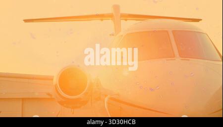Sitzender Privatjet mit Sonnenuntergang auf Asphalt mit Motoreinlass, Cockpitfenstern, Hangar Stockfoto