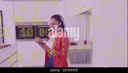 Smartphone und Snack halten, Frau, die in der Küche steht, mit schwimmendem Binärcode-Overlay Stockfoto