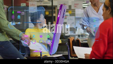 Übergabe von Dokumenten Mitarbeiter im Rollstuhl mit gelbem Oberteil im Büro, mit holographischer Analyse Stockfoto